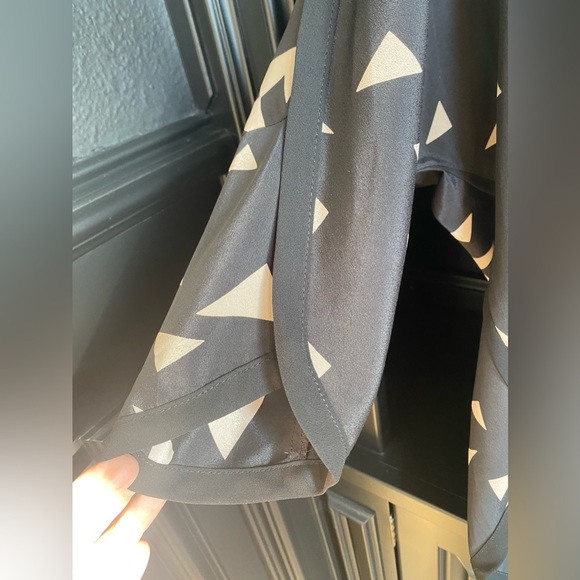 New without tags - Collective concepts black and tan geometric blouse - Picture 8 of 10